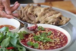 9 người nhập viện cấp cứu v&igrave; c&ugrave;ng ăn m&oacute;n tiết canh