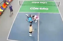 Khoảnh khắc người đàn ông TP.HCM bất ngờ đổ gục khi chơi pickleball