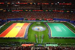 Vì sao cờ Saudi Arabia không chạm cỏ?