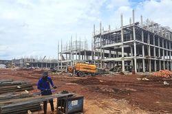 'Chia lửa' trên công trường xây dựng trường nội trú vùng biên