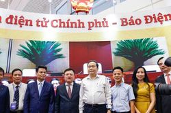 Chủ tịch Quốc hội Trần Thanh Mẫn thăm gian trưng b&agrave;y tại Hội b&aacute;o to&agrave;n quốc