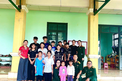 Theo chân phóng viên đến lớp học lúc 0 giờ