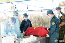 Quảng Ninh: Lấy mẫu hài cốt liệt sĩ tại Nghĩa trang Liệt sĩ Uông Bí phục vụ giám định ADN