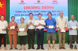 Bộ tư lệnh V&ugrave;ng Cảnh s&aacute;t biển 4 đồng h&agrave;nh với ngư d&acirc;n phường T&ocirc; Ch&acirc;u (An Giang)