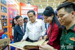 Chủ tịch Quốc hội Trần Thanh Mẫn tham quan Hội B&aacute;o to&agrave;n quốc 2026