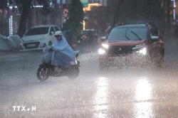 Cảnh báo mưa dông kèm lốc, sét, mưa đá ở Hà Nội