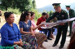 Tô thắm tình đoàn kết, hữu nghị giữa nhân dân hai bên biên giới Việt Nam - Lào