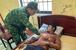 Cứu nạn th&agrave;nh c&ocirc;ng thuyền vi&ecirc;n Campuchia tr&ocirc;i dạt tr&ecirc;n biển