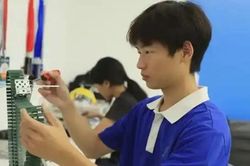 CEO mặc đồng phục học sinh: 19 tuổi vừa đi học, vừa điều hành công ty công nghệ
