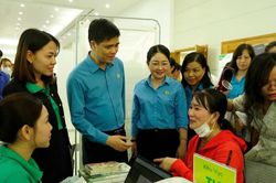 Hơn 2.000 công nhân TPHCM được khám bệnh, tư vấn pháp luật miễn phí