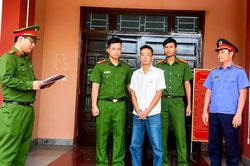 Người đàn ông vô cớ dùng rựa chém hai người trọng thương