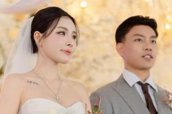 Khoảnh khắc cô dâu công khai có con gái riêng ở lễ cưới Văn Thanh gây sốt