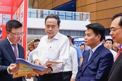 Chủ tịch Quốc hội Trần Thanh Mẫn động vi&ecirc;n đội ngũ những người l&agrave;m b&aacute;o