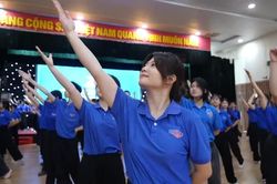 Tuổi trẻ rộn ràng đồng diễn 'Áo xanh gọi tương lai' chào mừng Đại hội Đoàn toàn quốc lần thứ XIII