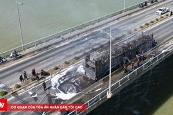 Cháy xe đầu kéo trên cầu Bến Thủy 2, hàng trăm xe máy bị thiêu rụi