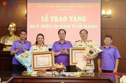 Ban Tổ chức Trung ương hướng dẫn x&eacute;t tặng Huy hiệu Đảng
