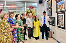 Đồng h&agrave;nh c&ugrave;ng nghệ sĩ tr&ecirc;n h&agrave;nh tr&igrave;nh s&aacute;ng tạo