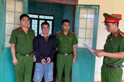 Bắt tạm giam người đàn ông dùng bình trà chứa nước sôi tấn công vào đầu đối phương