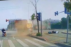 Lốp ô tô tải phát nổ như bom, hất văng người đàn ông đi xe máy