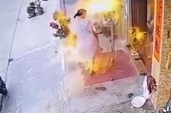Đổ cồn nướng mực, cô gái khiến ngọn lửa bùng dữ dội làm 2 người bị thương