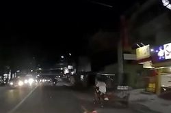 Bé trai ngã văng xuống đường, ô tô phía sau phanh gấp trong gang tấc