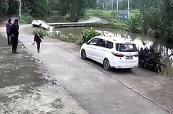 Ô tô lao như tên bắn xuống ao khi ôm cua, người dân hốt hoảng lao tới cứu tài xế
