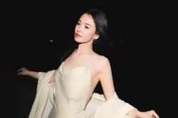 Song Hye Kyo nửa kín nửa hở ở tuổi U50