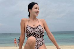 Uhm Jung Hwa gây chú ý với ảnh áo tắm ở tuổi 55, khoe vóc dáng săn chắc đáng ngưỡng mộ