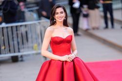 Anne Hathaway được khen ngợi vì giấu kín chuyện mang thai trong quá trình quảng bá phim