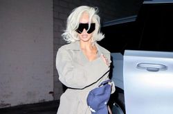 Người mẫu Kim Kardashian gây sốt với mái tóc bạch kim mới
