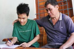 'G&agrave; trống nu&ocirc;i con': Những người cha g&aacute;nh cả y&ecirc;u thương c&ograve;n thiếu