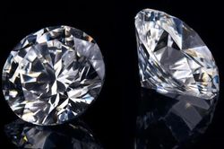 Câu hỏi xung quanh thị trường kim cương thế giới và Việt Nam - Bài 7: Người mua và cuộc chiến đơn độc