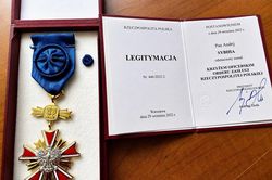 Ngoại giao Ba Lan - Ukraine khủng hoảng: H&agrave;ng loạt quan chức trả lại hu&acirc;n chương
