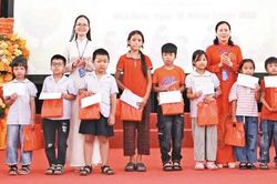 Trao yêu thương, thắp sáng nụ cười trẻ thơ