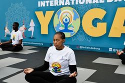 Yoga, sống khỏe cùng năm tháng