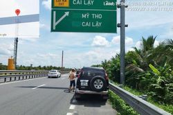 Nhiều tài xế bị xử phạt vì dừng xe không đúng quy định trên cao tốc Trung Lương - Mỹ Thuận - Cần Thơ
