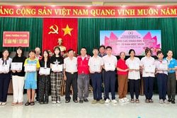 Hội Chữ thập đỏ phường Pleiku trao quà cho học sinh đạt thành tích xuất sắc
