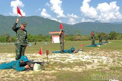 Kiểm tra bắn đạn thật cho lực lượng dân quân xã Khánh Vĩnh