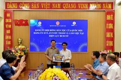 Đo&agrave;n c&ocirc;ng t&aacute;c Hội đồng D&acirc;n tộc của Quốc hội v&agrave; Đảng ủy Tập đo&agrave;n Điện lực Việt Nam l&agrave;m việc với Điện lực Bum Tở