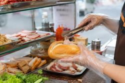 Vụ gần 300 ca ngộ độc bánh mì: Người mua cần chú ý điều gì?