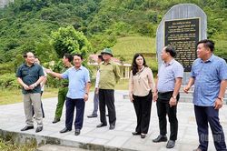 Đoàn công tác của tỉnh khảo sát thực tế vùng hồ Thủy điện Tuyên Quang