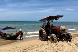Xe kéo ghe làng biển