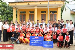 Tạp chí Công Thương trao 20 bộ máy tính tặng học sinh Tuyên Quang trong Chương trình 'Niềm vui cho em 2026'