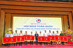 Vững tay bút, thắp lửa dựng xây đất nước hùng cường