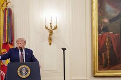 Tổng thống Trump tuyên bố Mỹ có thể thu phí eo biển Hormuz