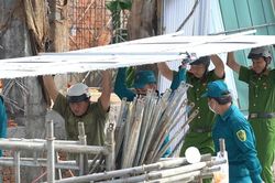 Đồng Th&aacute;p: Lực lượng C&ocirc;ng an, Qu&acirc;n sự hỗ trợ khắc phục thiệt hại do gi&ocirc;ng lốc