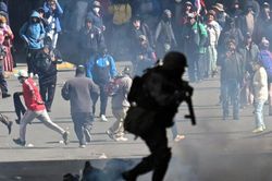Bolivia ban bố tình trạng khẩn cấp sau 50 ngày bạo loạn đẫm máu