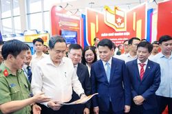 Chủ tịch Quốc hội Trần Thanh Mẫn thăm gian trưng b&agrave;y của Li&ecirc;n Chi hội Nh&agrave; b&aacute;o Bộ C&ocirc;ng an
