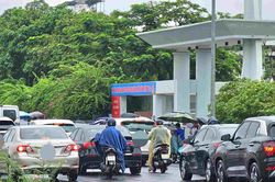 Thiếu bãi đỗ xe, ô tô đỗ tràn lan trước cổng trường
