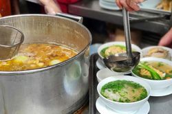 Ra Hà Nội, việc đầu tiên là đi ăn phở…